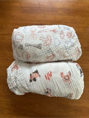 Momcozy muslin standard crib sheets - Vegetable Paradise - pack of 2